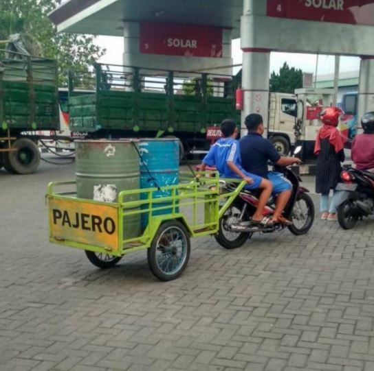 Wadah Nyeleneh Yang Digunakan Untuk Mengisi Bensin